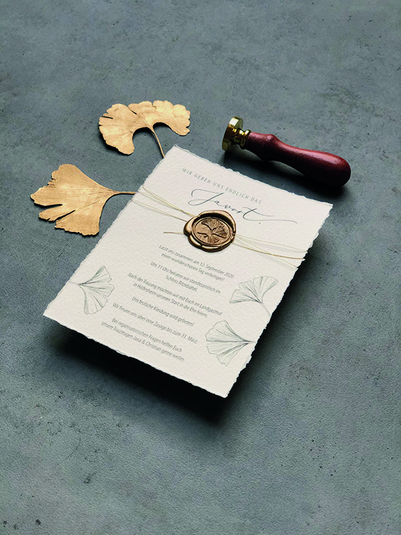 wedding-hochzeit-fine-art-papeterie-gold-wachssiegel-siegel-buettenpapier-einladung-flatlay-siegelstempel-ginkgo