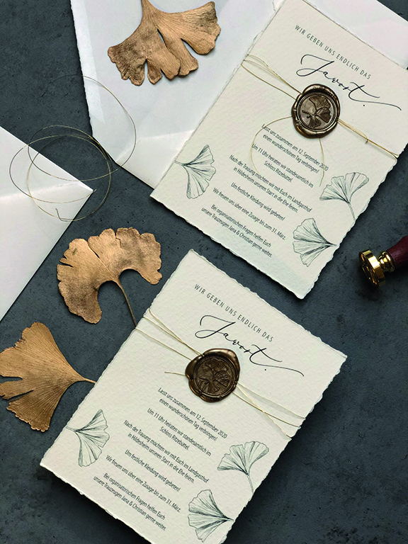 wedding-hochzeit-fine-art-papeterie-gold-wachssiegel-siegel-buettenpapier-einladung-flatlay-siegelstempel-ginkgo